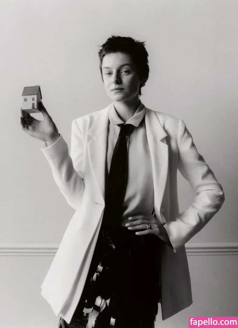 Emma Corrin Onlyfans Photo Gallery 