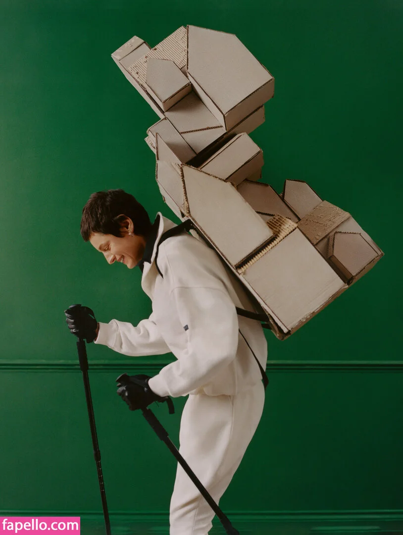 Emma Corrin Onlyfans Photo Gallery 