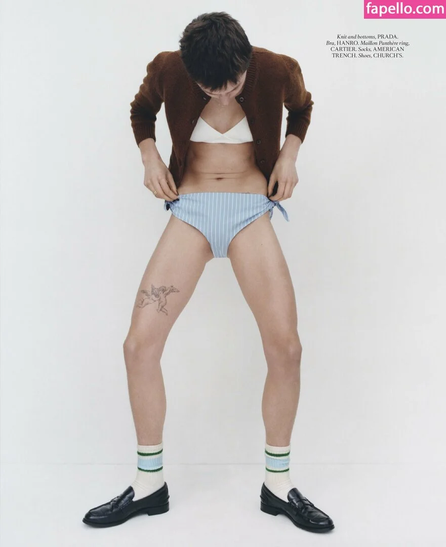 Emma Corrin Onlyfans Photo Gallery 