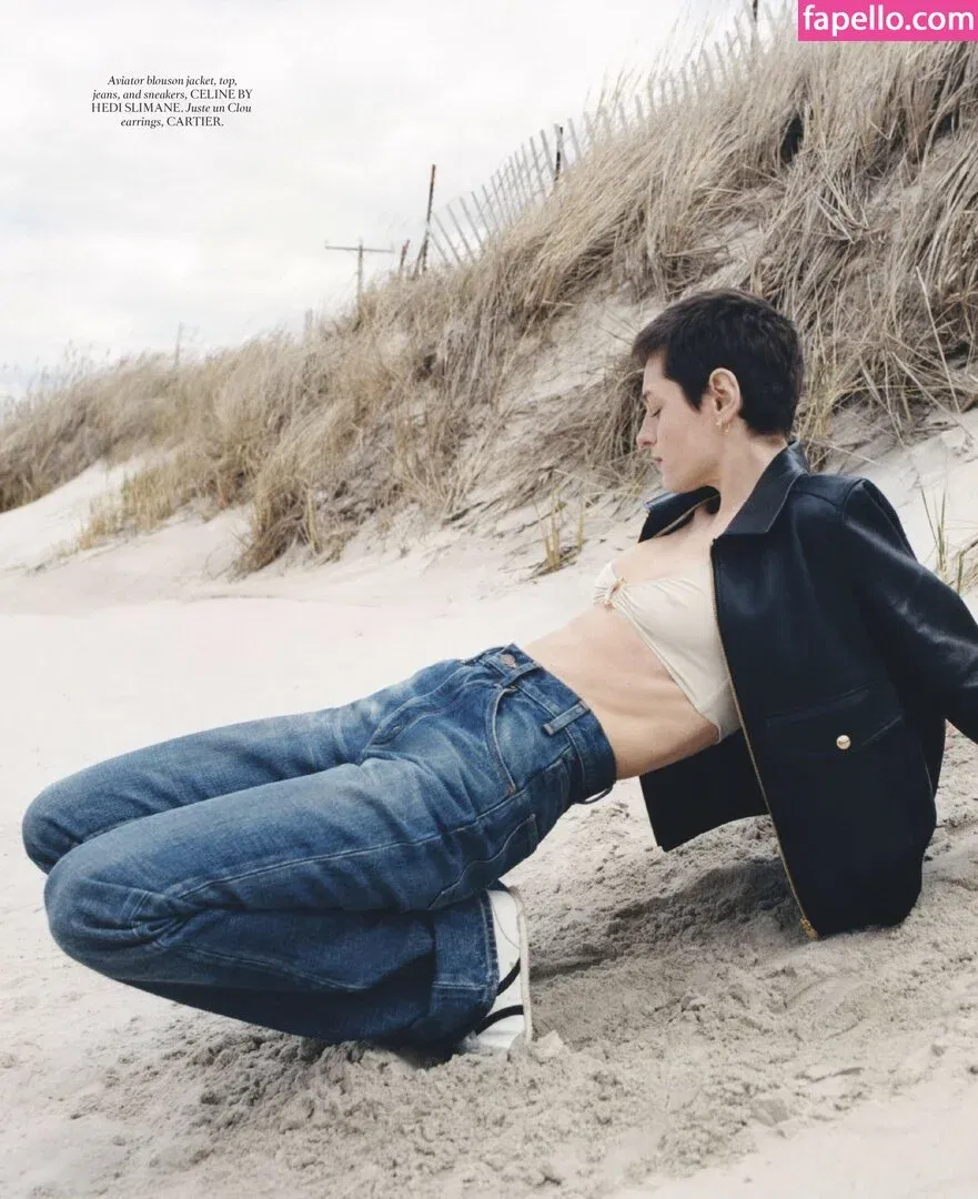 Emma Corrin Onlyfans Photo Gallery 