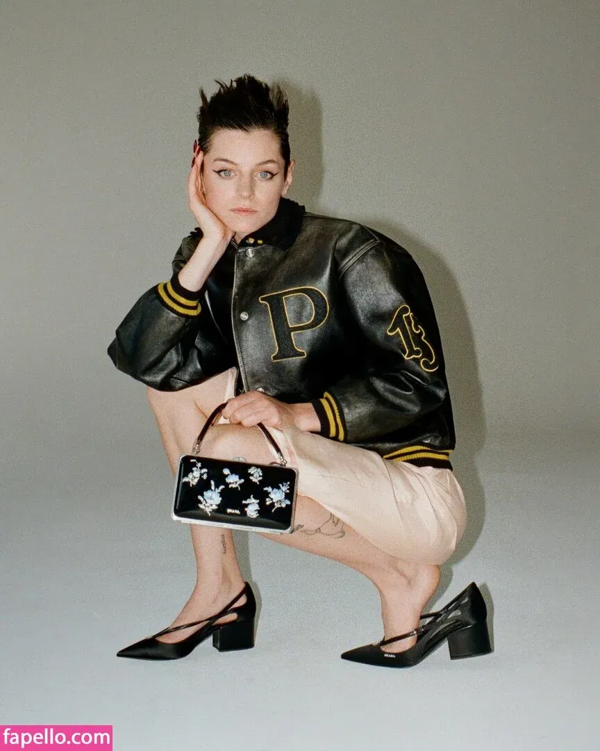 Emma Corrin Onlyfans Photo Gallery 