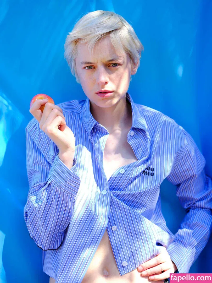 Emma Corrin Onlyfans Photo Gallery 