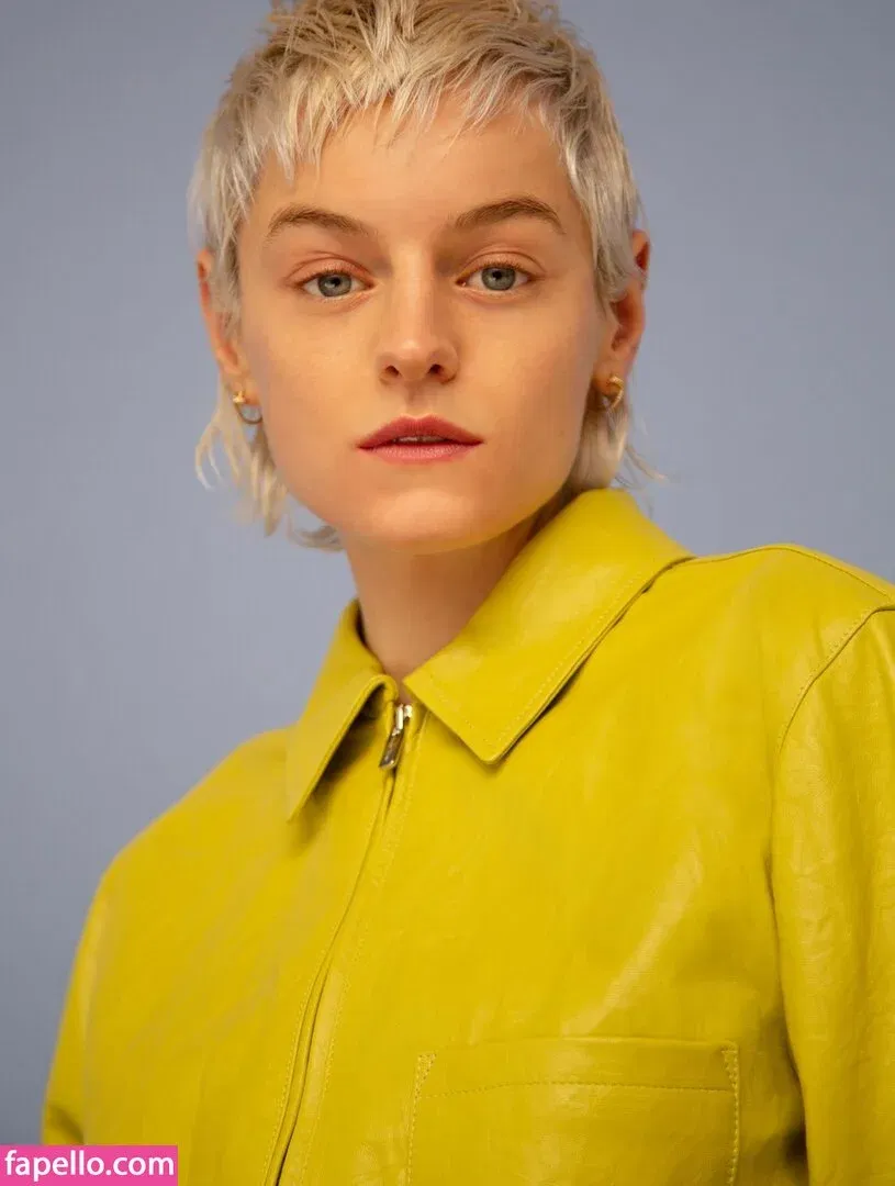 Emma Corrin Onlyfans Photo Gallery 