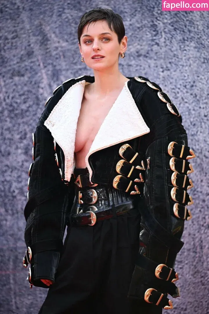 Emma Corrin Onlyfans Photo Gallery 