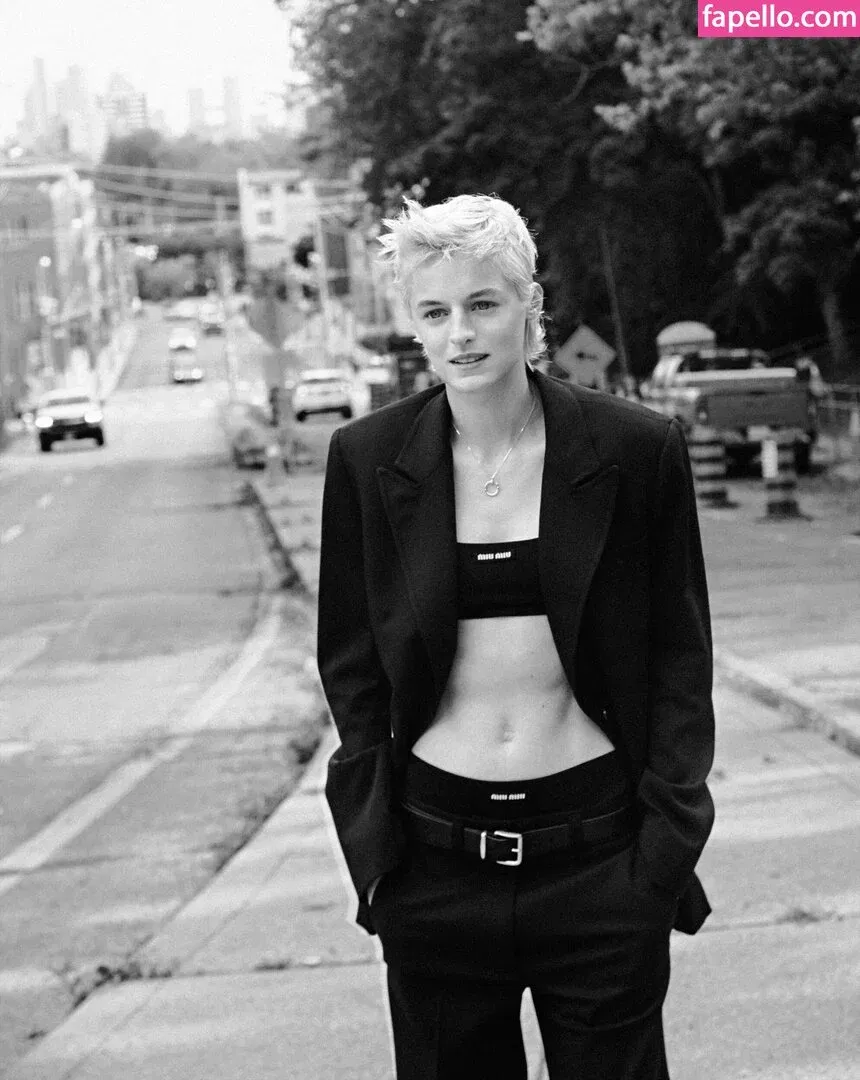 Emma Corrin Onlyfans Photo Gallery 