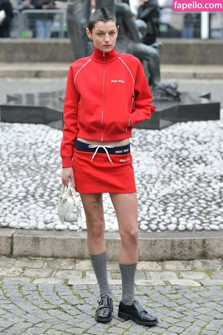 Emma Corrin Onlyfans Photo Gallery 