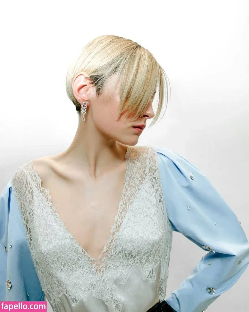 Emma Corrin Onlyfans Photo Gallery 