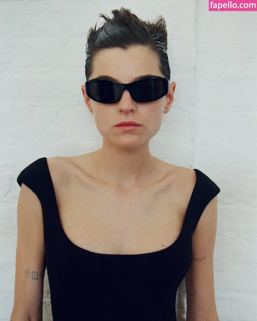 Emma Corrin Onlyfans Photo Gallery 