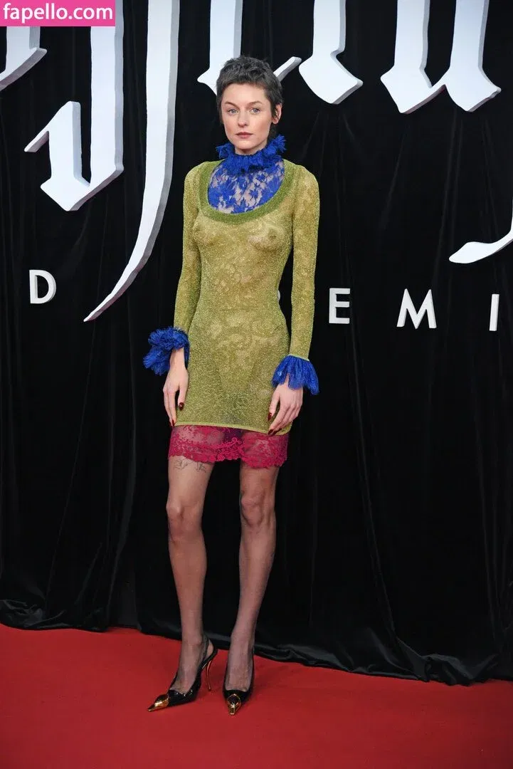 Emma Corrin Onlyfans Photo Gallery 