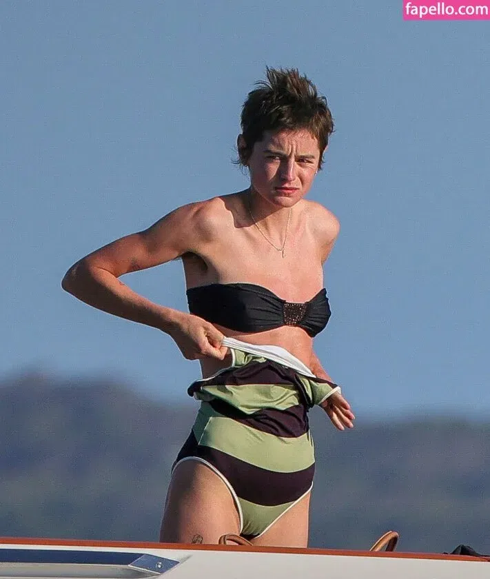 Emma Corrin Onlyfans Photo Gallery 