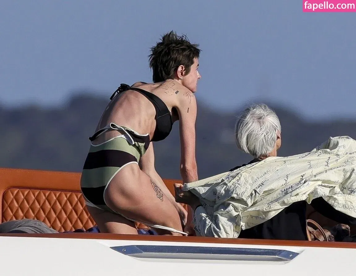 Emma Corrin Onlyfans Photo Gallery 