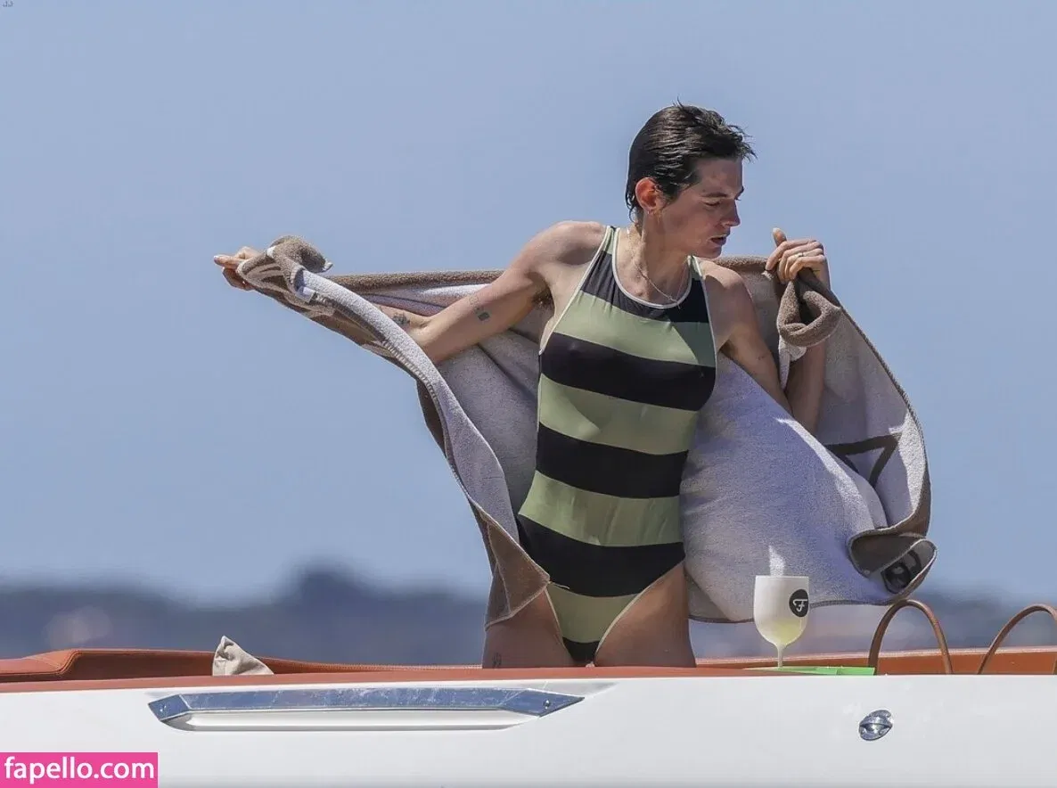 Emma Corrin Onlyfans Photo Gallery 