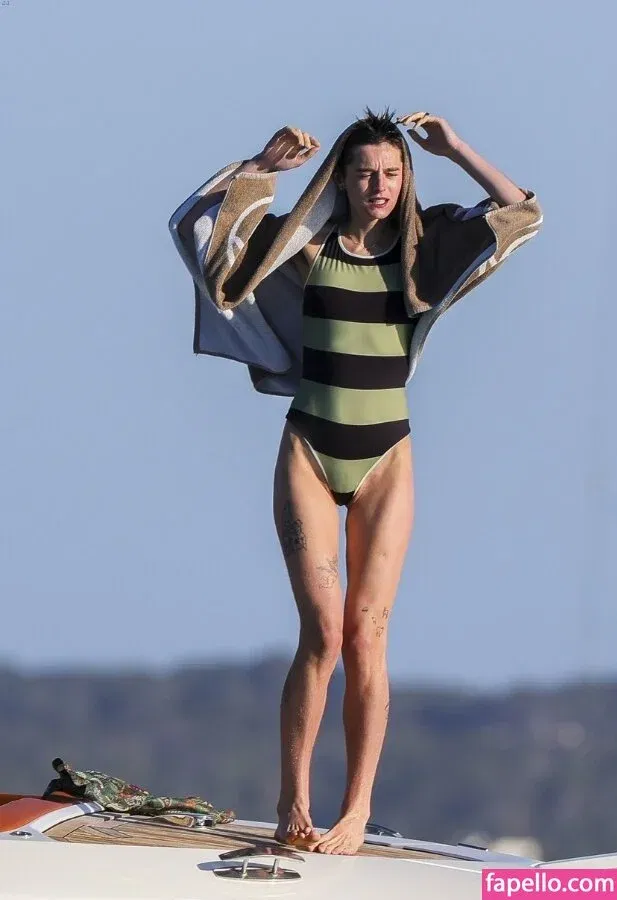 Emma Corrin Onlyfans Photo Gallery 