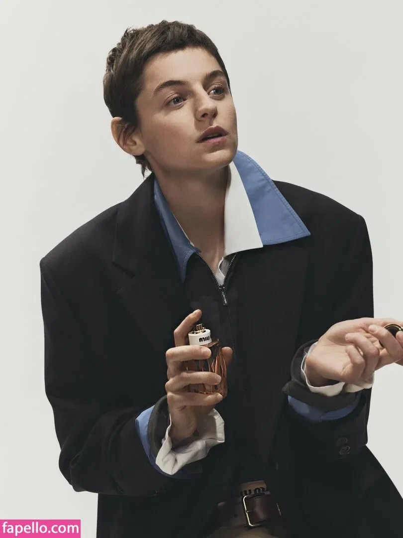 Emma Corrin Onlyfans Photo Gallery 