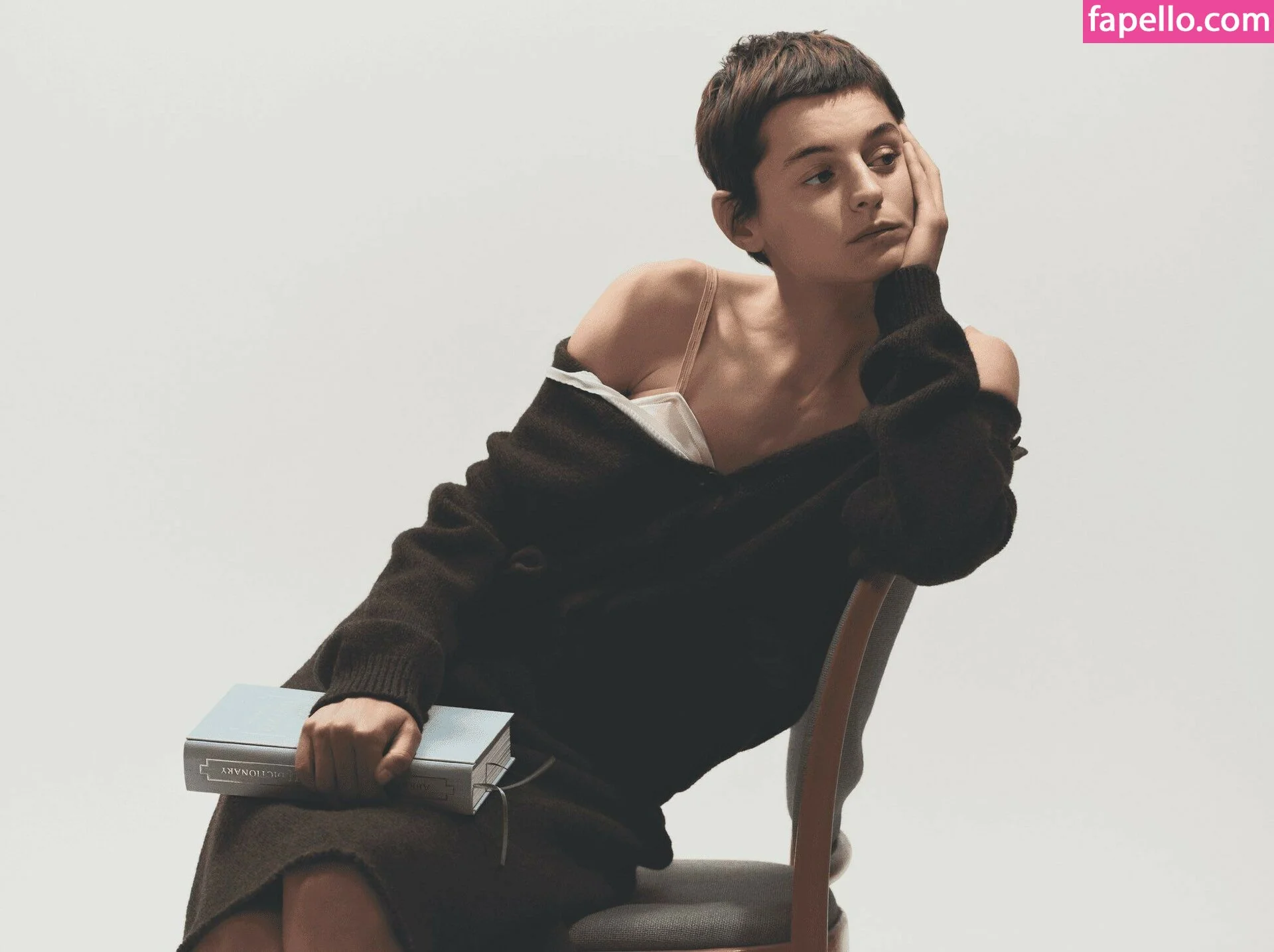 Emma Corrin Onlyfans Photo Gallery 