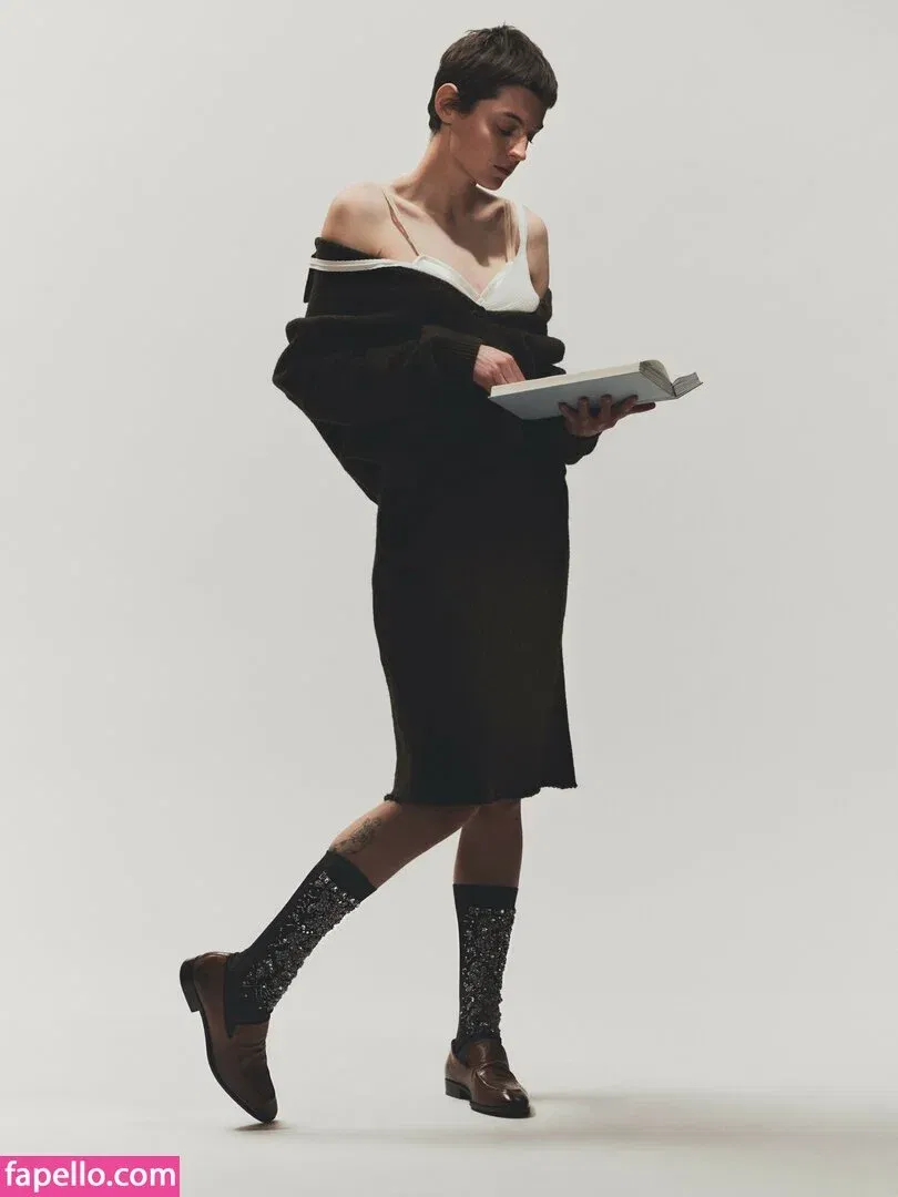 Emma Corrin Onlyfans Photo Gallery 