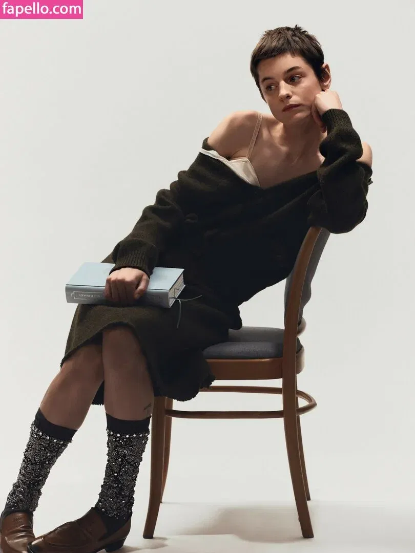 Emma Corrin Onlyfans Photo Gallery 