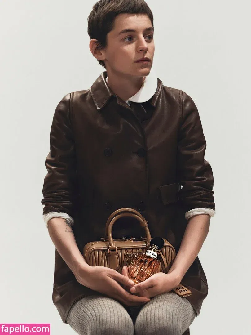 Emma Corrin Onlyfans Photo Gallery 