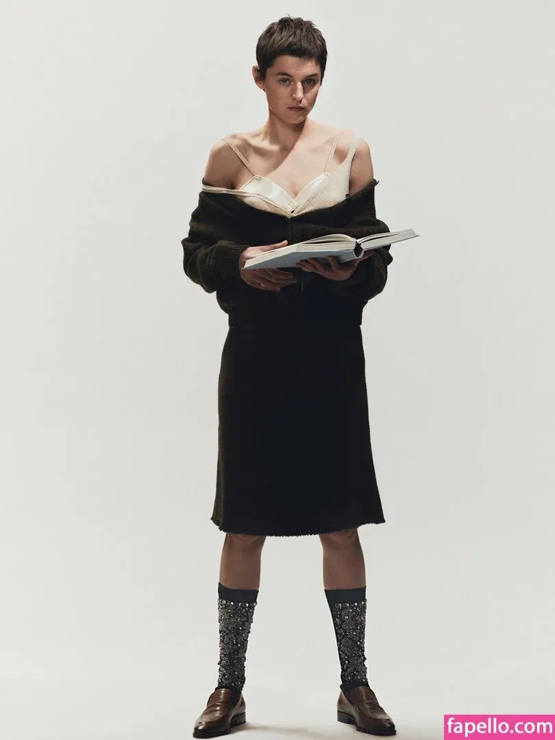 Emma Corrin Onlyfans Photo Gallery 