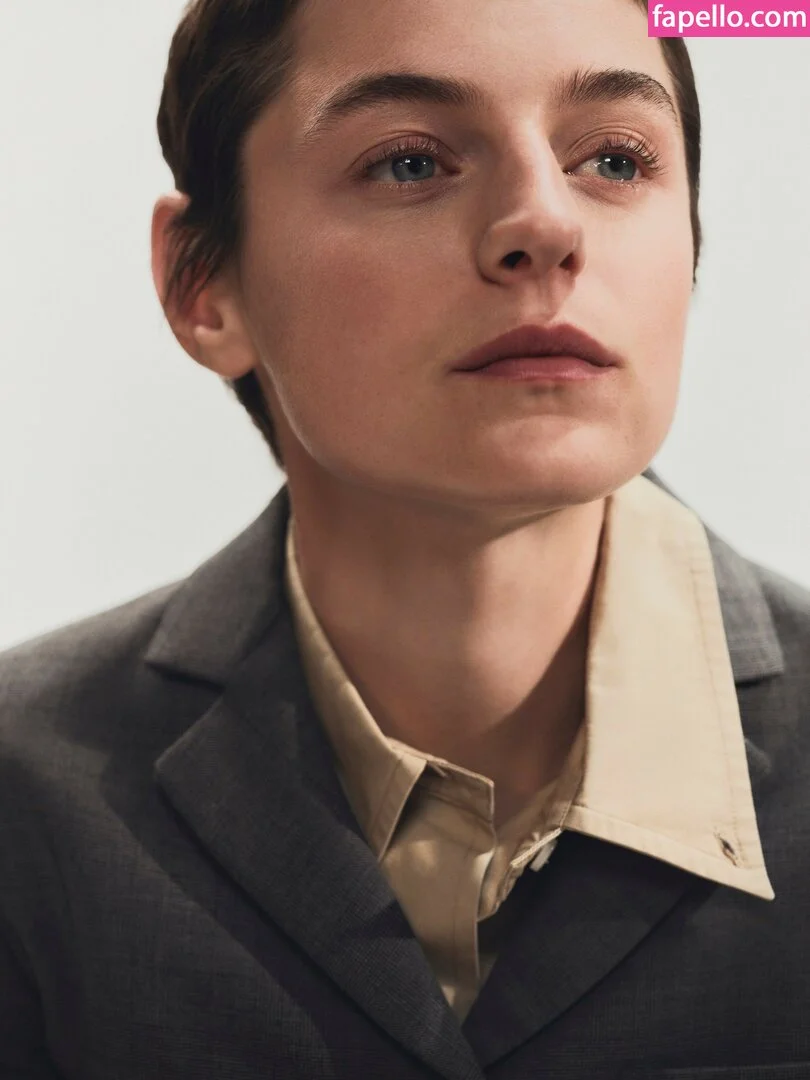 Emma Corrin Onlyfans Photo Gallery 