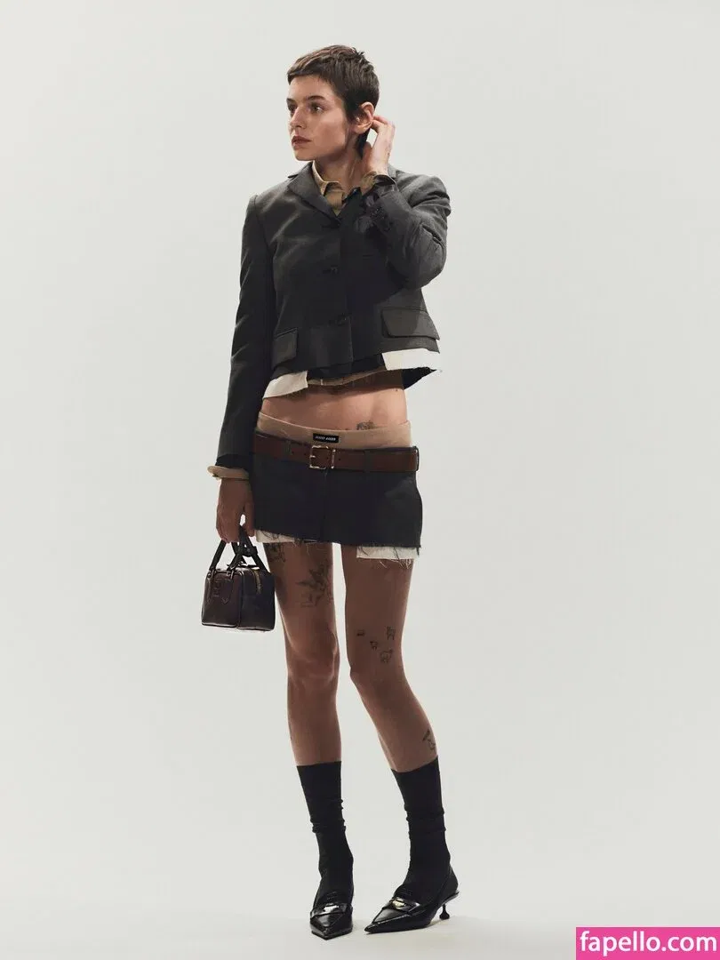 Emma Corrin Onlyfans Photo Gallery 