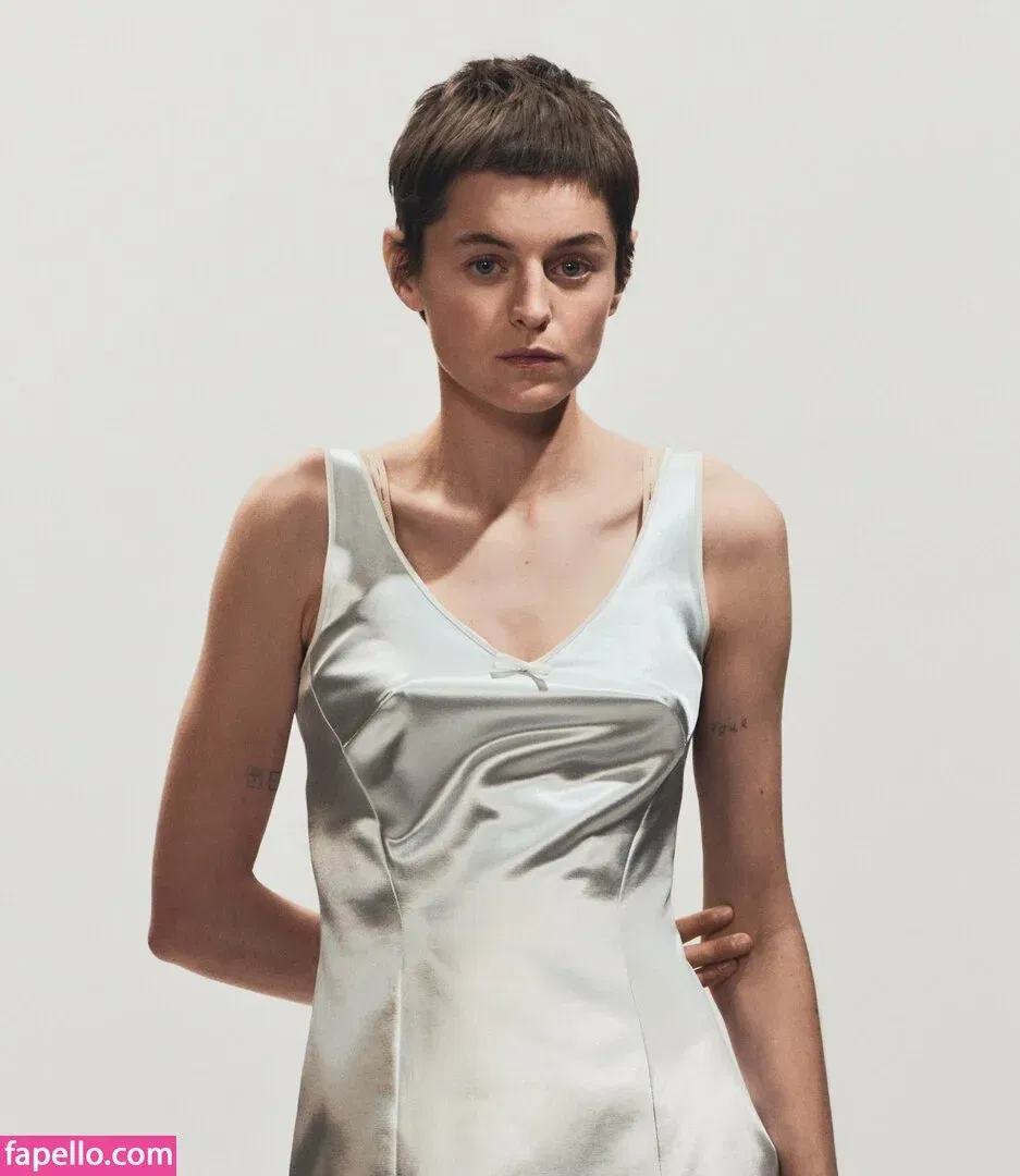 Emma Corrin Onlyfans Photo Gallery 