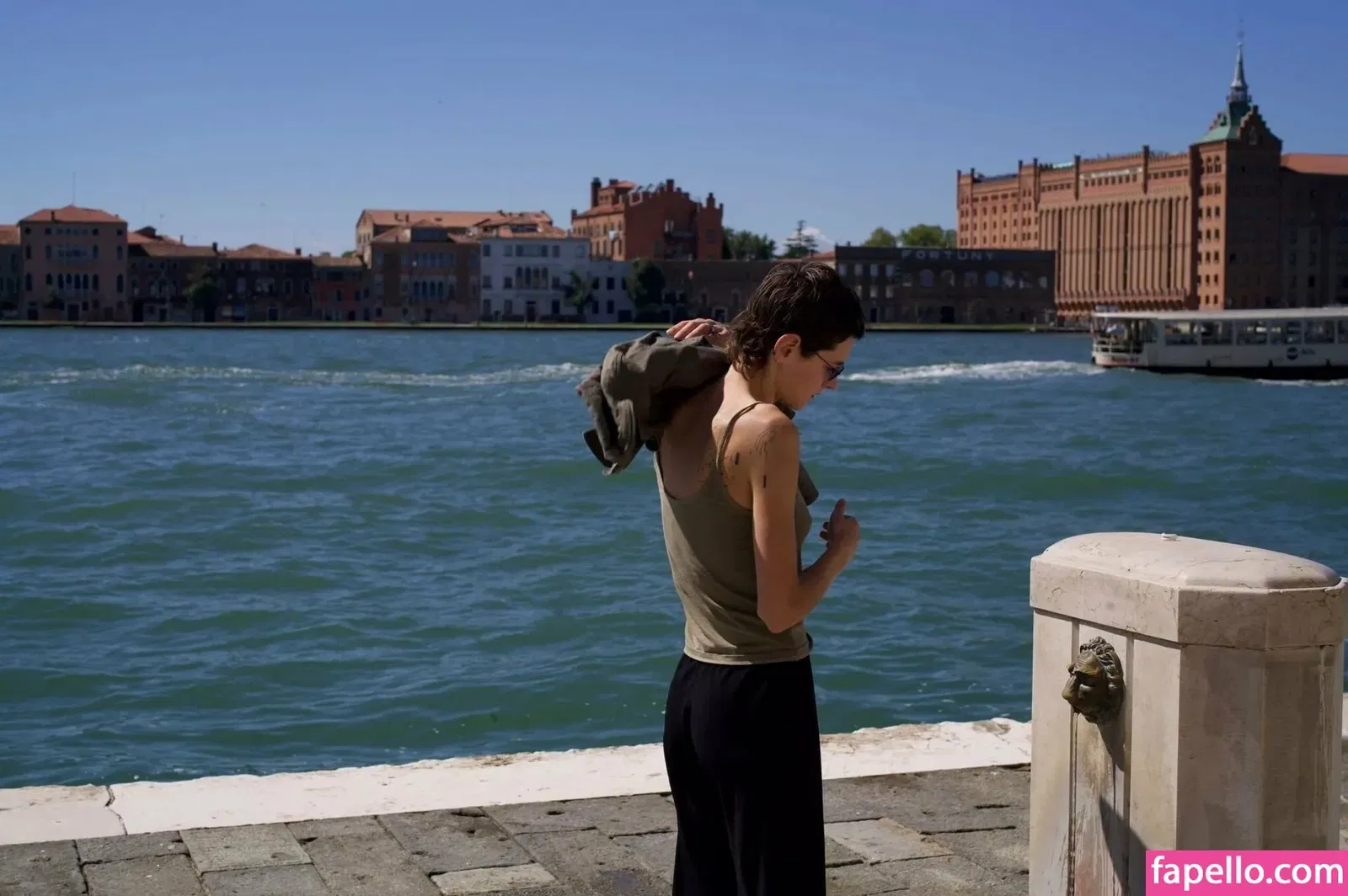 Emma Corrin Onlyfans Photo Gallery 