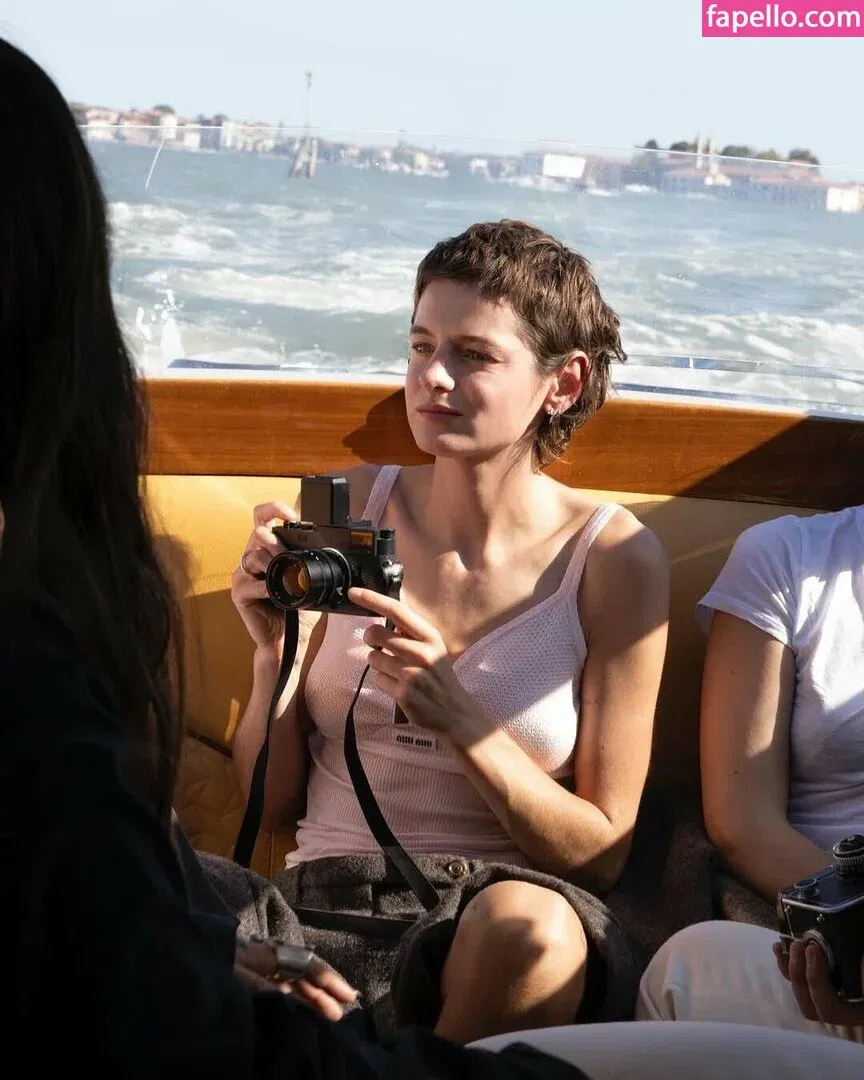 Emma Corrin Onlyfans Photo Gallery 