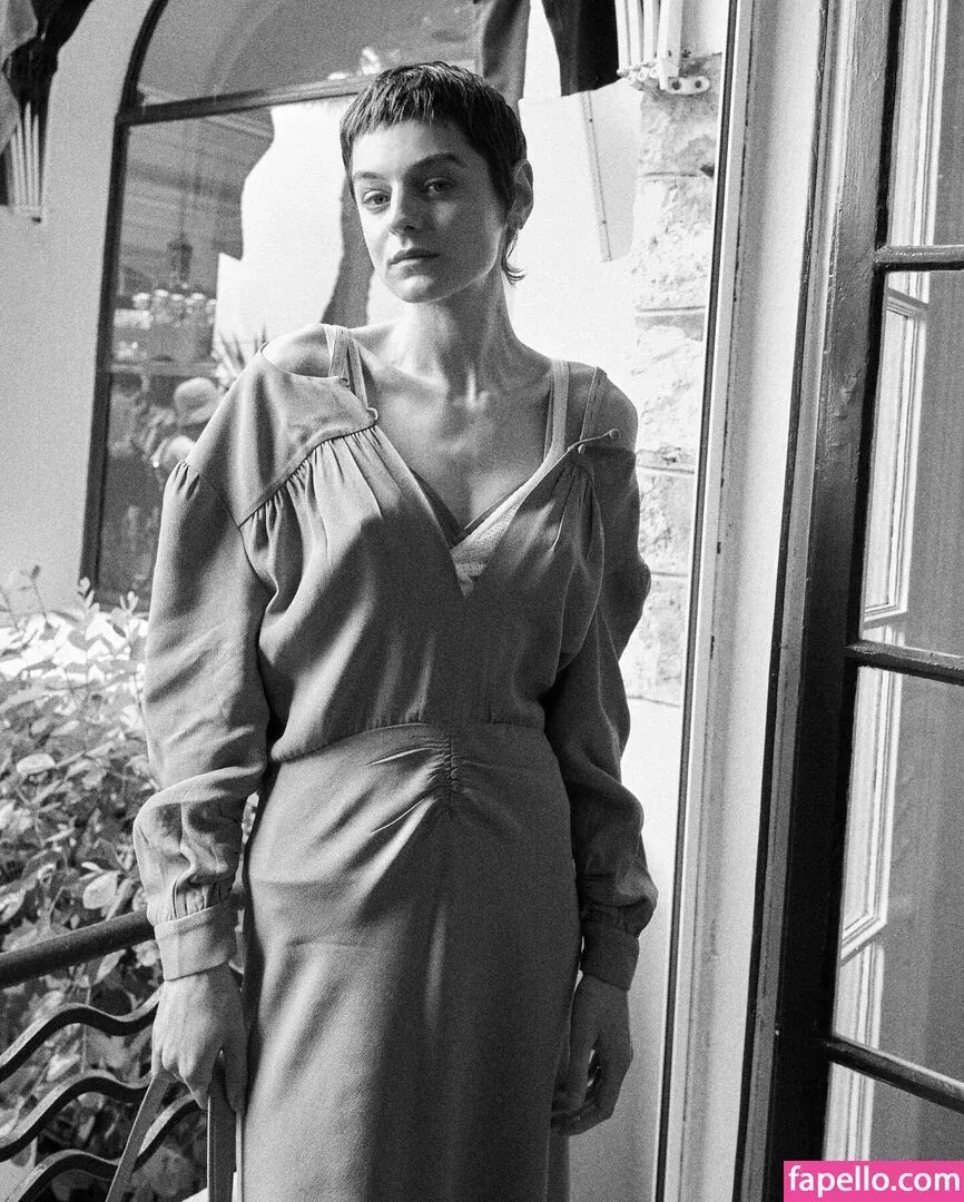 Emma Corrin Onlyfans Photo Gallery 