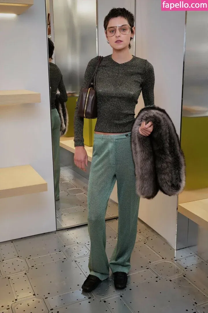 Emma Corrin Onlyfans Photo Gallery 