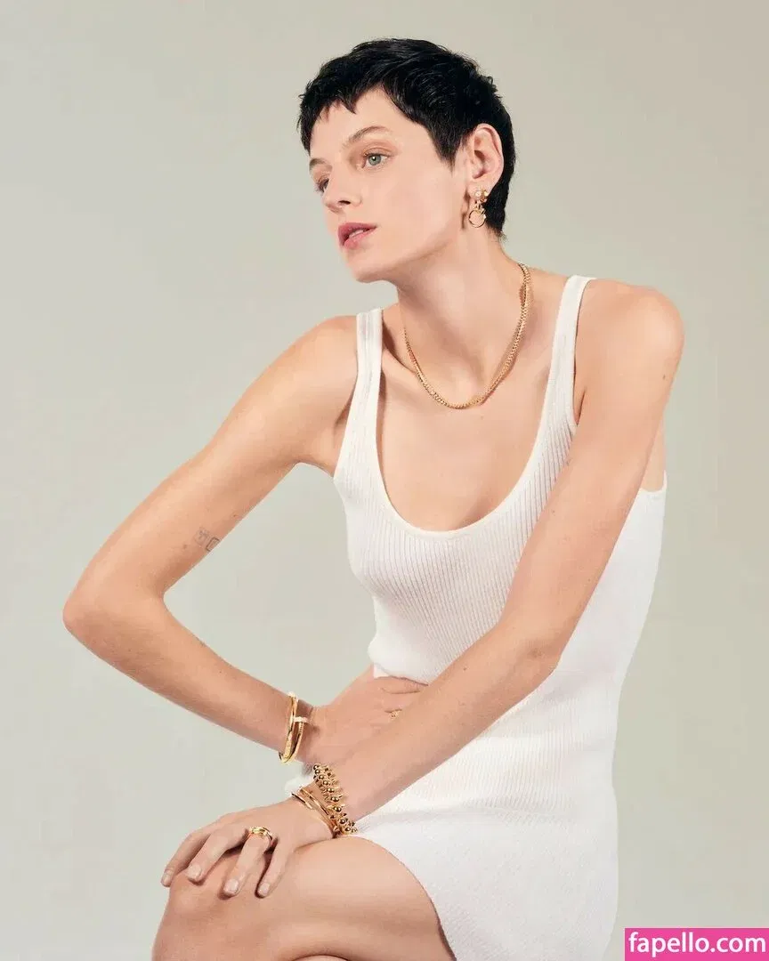 Emma Corrin Onlyfans Photo Gallery 