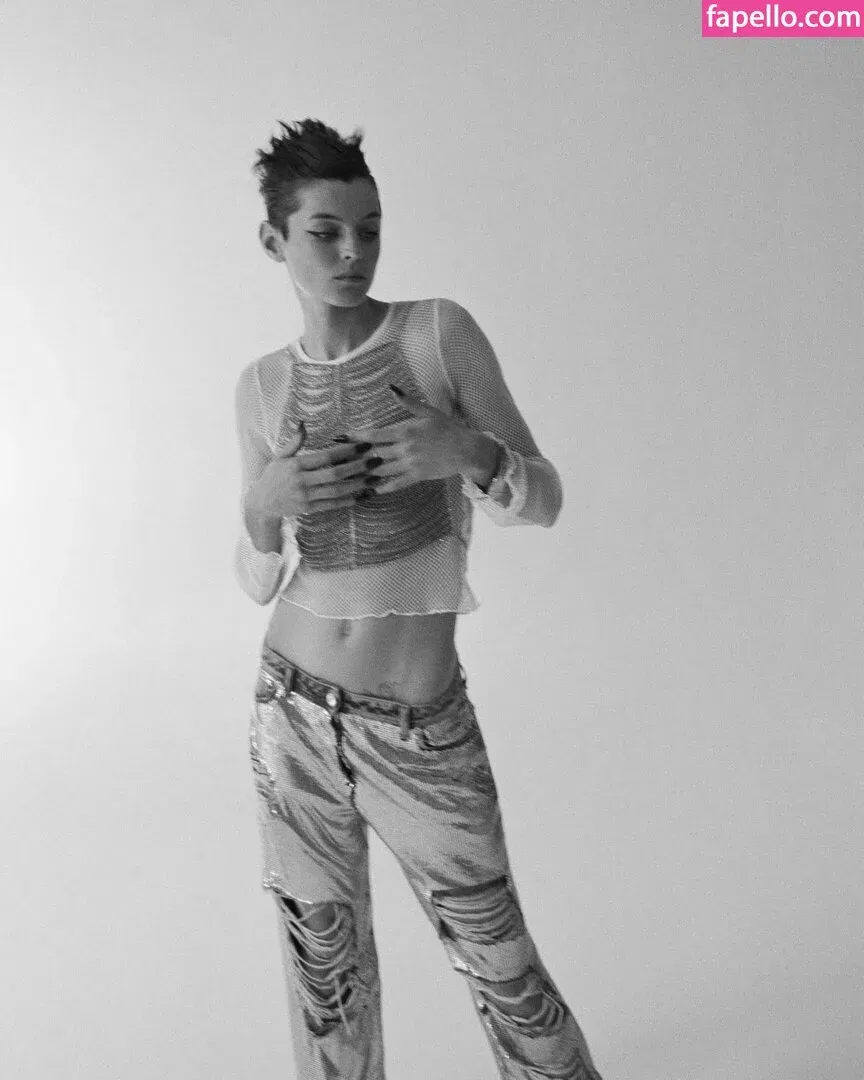 Emma Corrin Onlyfans Photo Gallery 