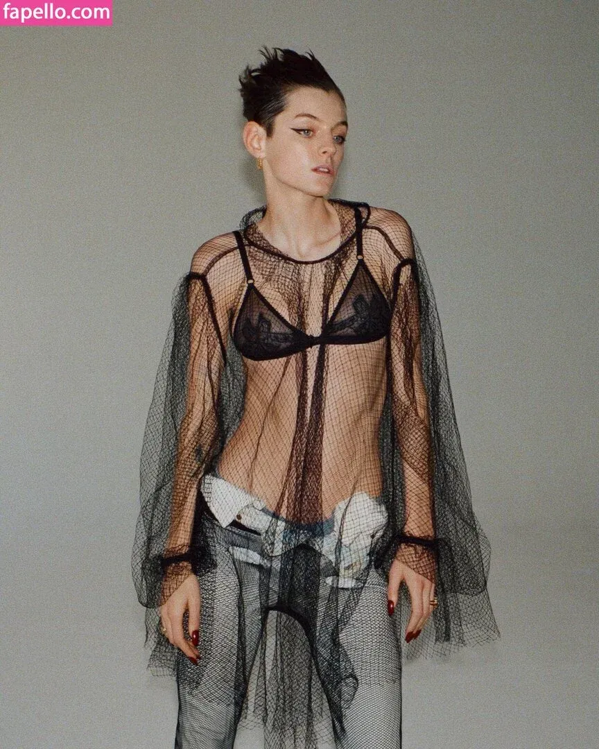 Emma Corrin Onlyfans Photo Gallery 