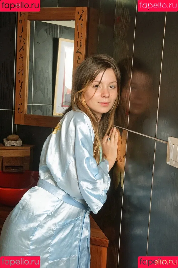 Emily 18 Onlyfans Photo Gallery 