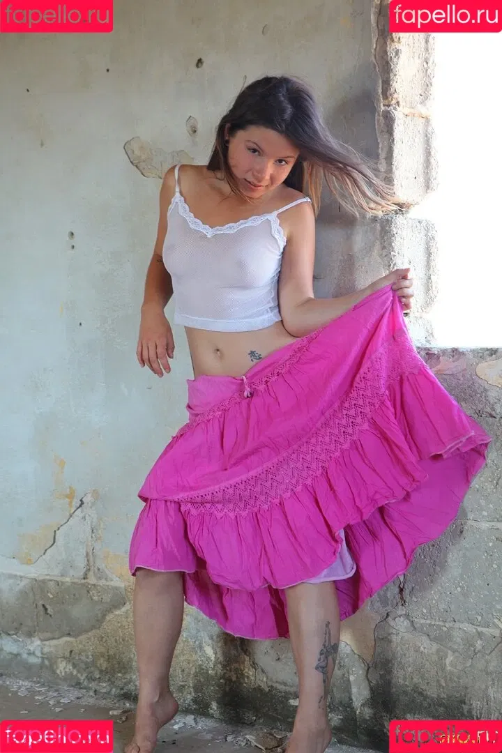 Emily 18 Onlyfans Photo Gallery 
