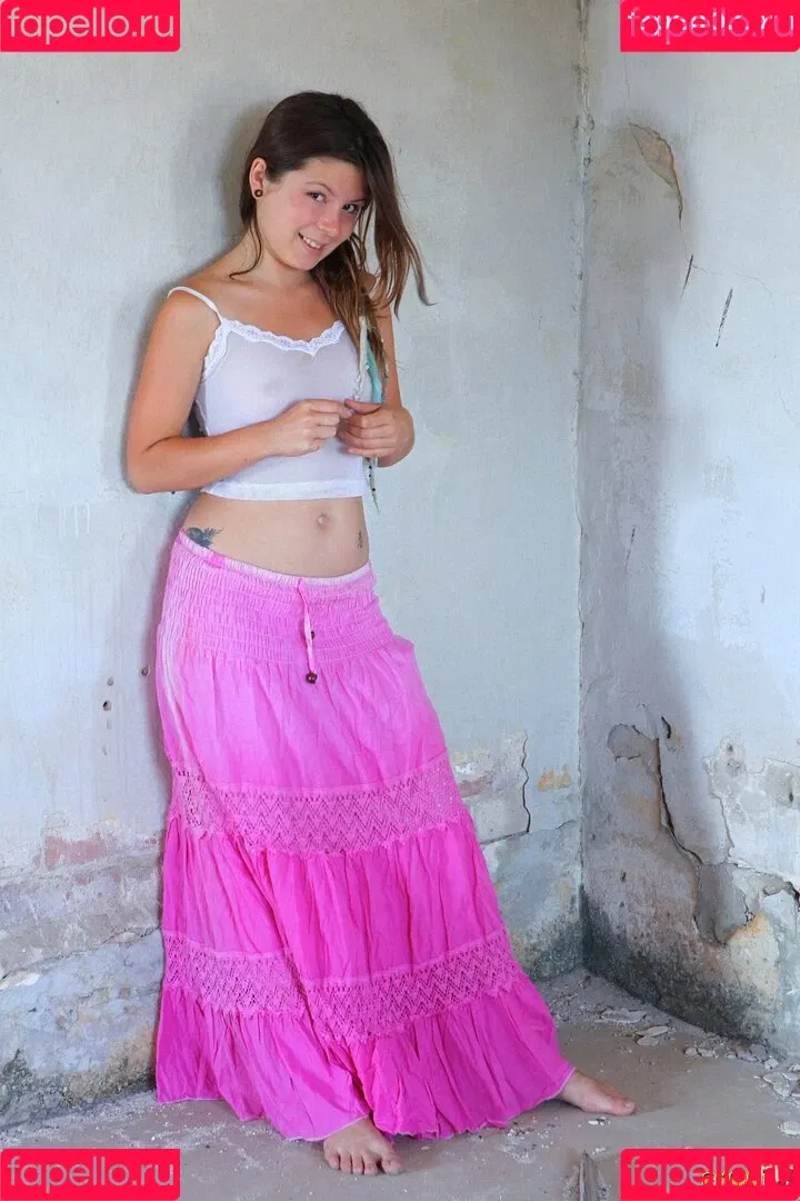 Emily 18 Onlyfans Photo Gallery 