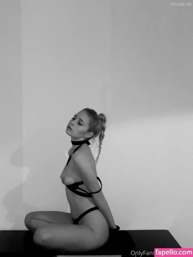 Tinuvielx / xLuthien Onlyfans Photo Gallery 