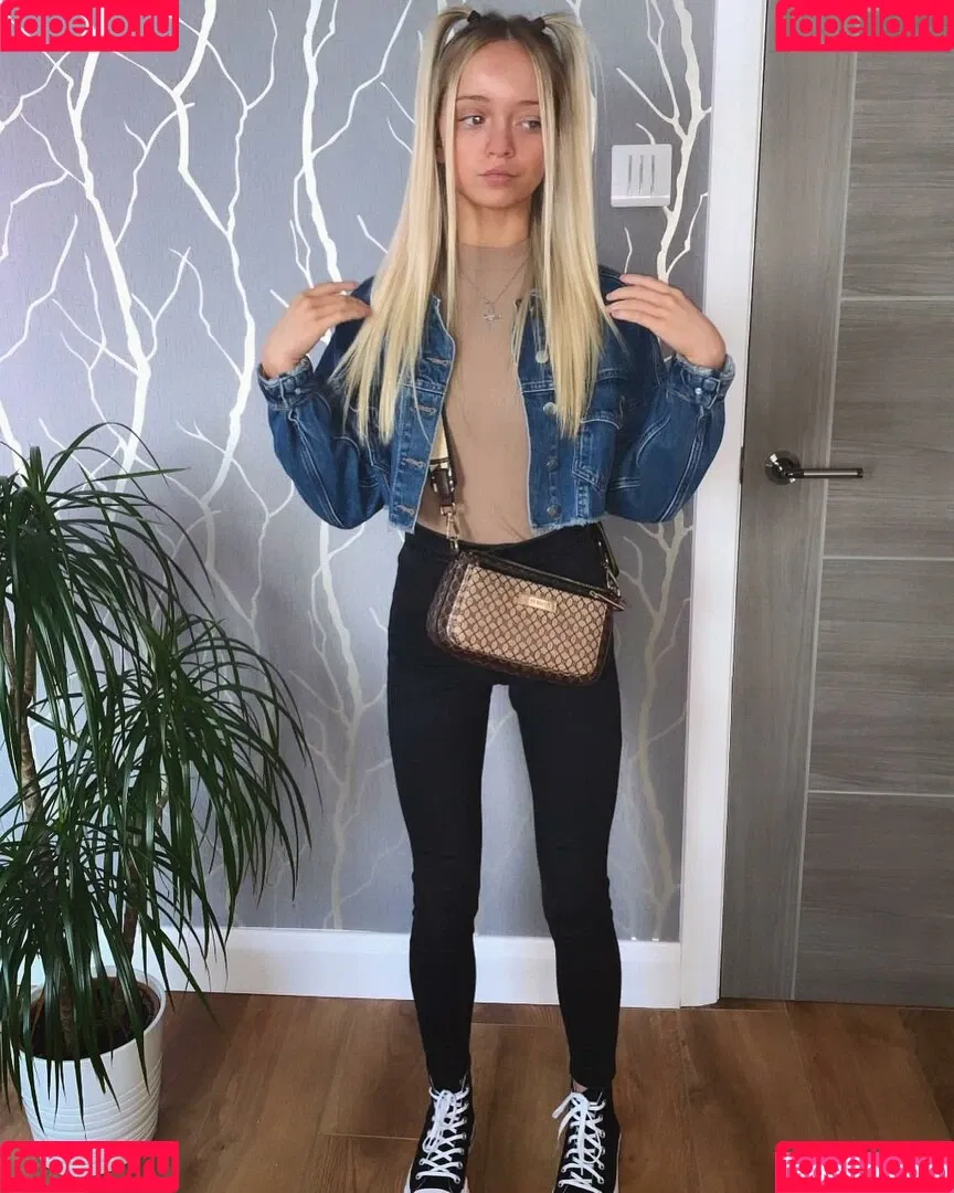 AMY NICOLE THOMPSON Onlyfans Photo Gallery 