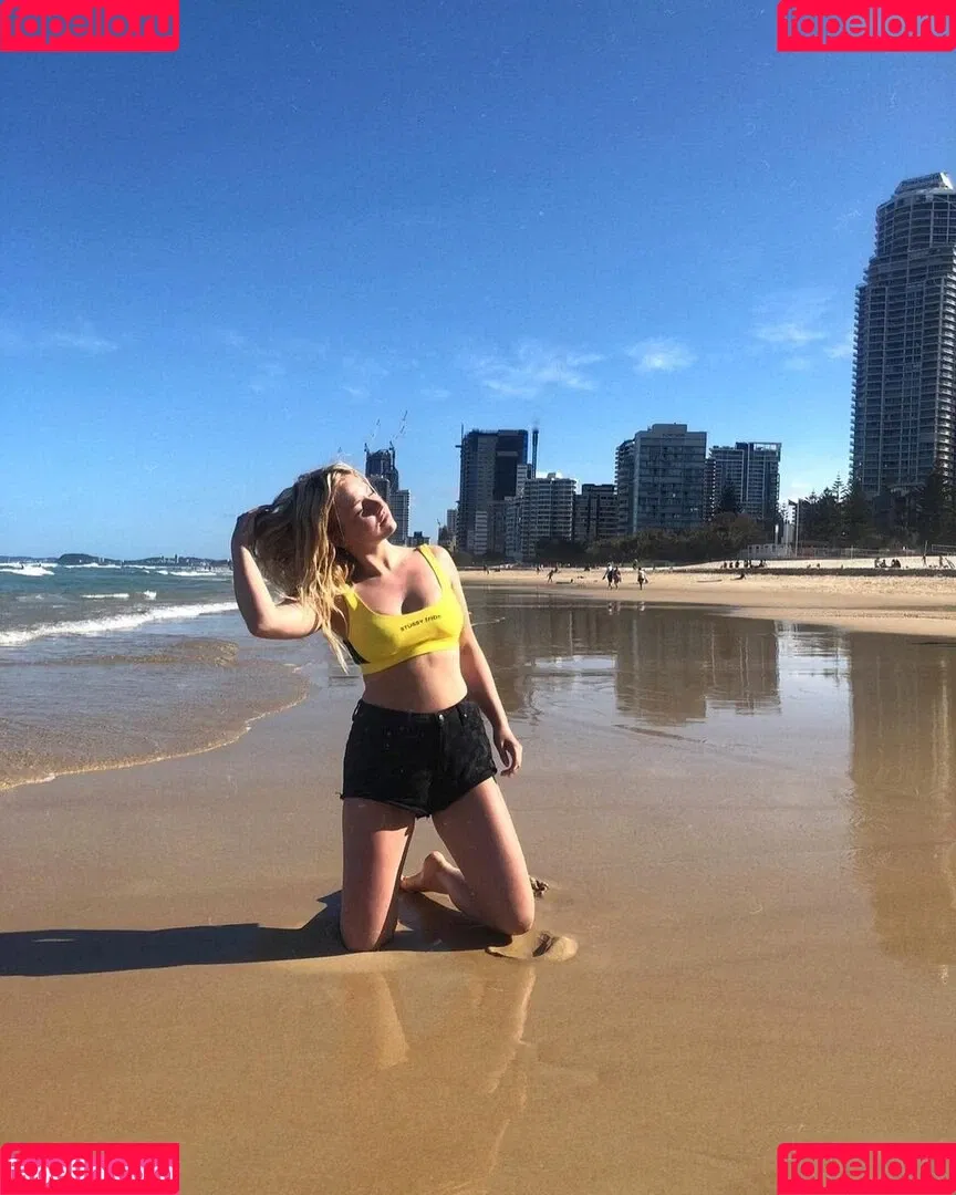 KellyMissesvlog Onlyfans Photo Gallery 