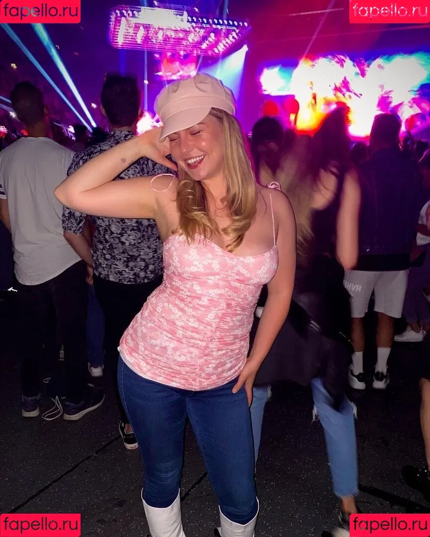 KellyMissesvlog Onlyfans Photo Gallery 