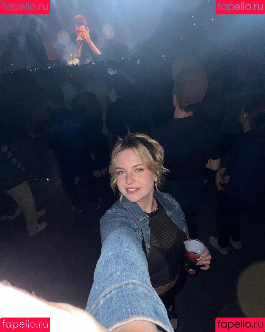KellyMissesvlog Onlyfans Photo Gallery 