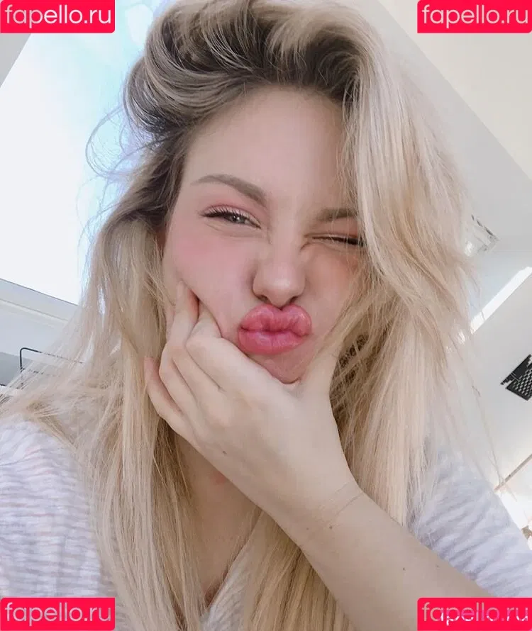 KellyMissesvlog Onlyfans Photo Gallery 