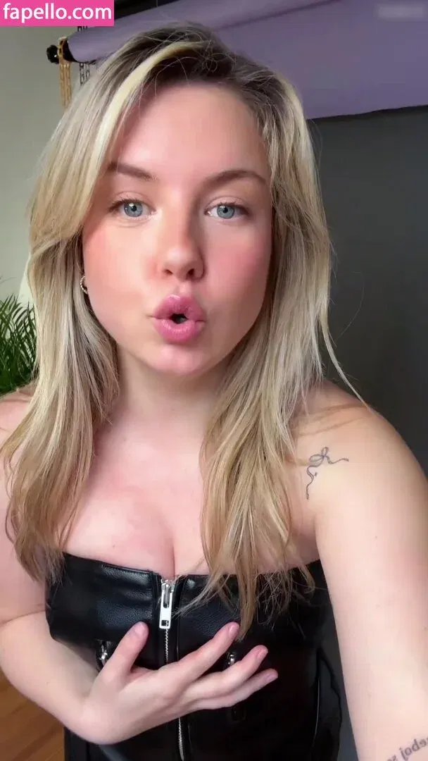 KellyMissesvlog Onlyfans Photo Gallery 