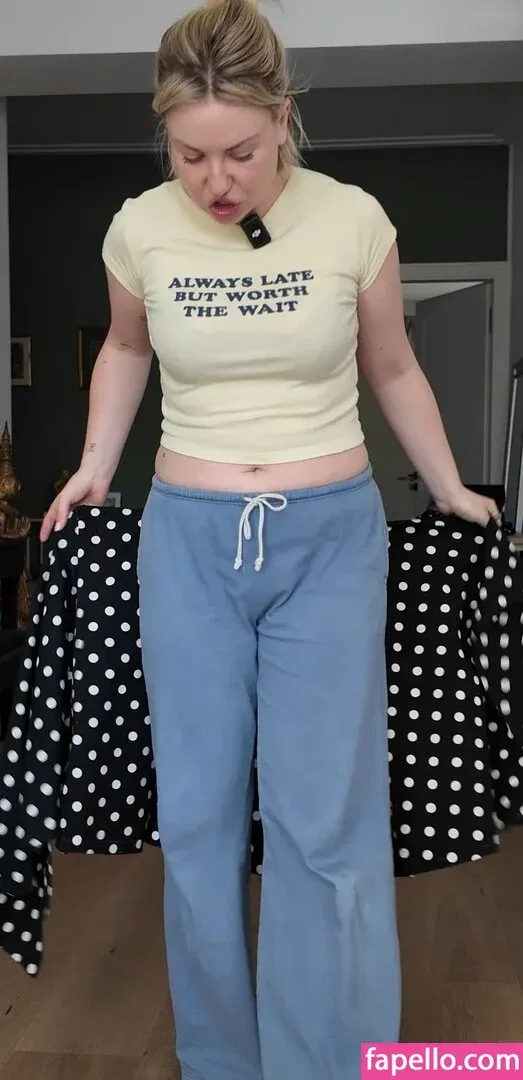 KellyMissesvlog Onlyfans Photo Gallery 