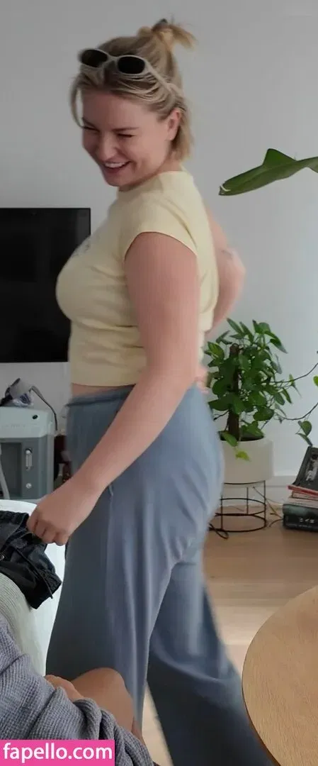 KellyMissesvlog Onlyfans Photo Gallery 