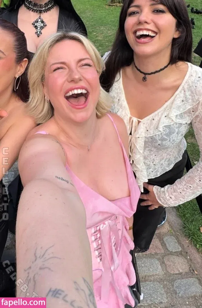 KellyMissesvlog Onlyfans Photo Gallery 