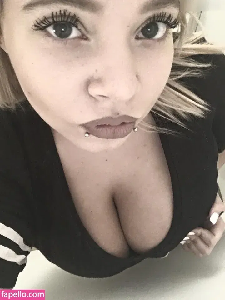 Ria Pompadour Onlyfans Photo Gallery 