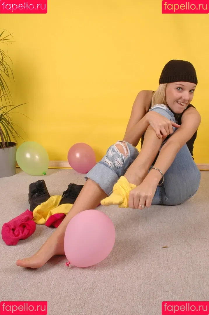 Feetperview / Sockenmädchen Onlyfans Photo Gallery 
