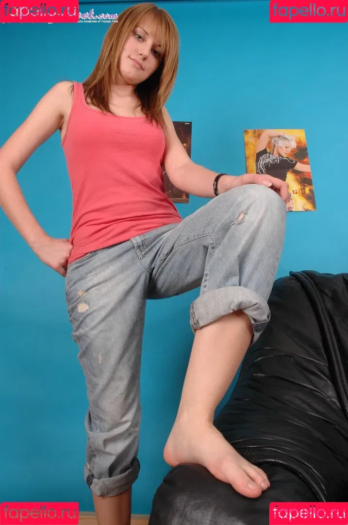 Feetperview / Sockenmädchen Onlyfans Photo Gallery 