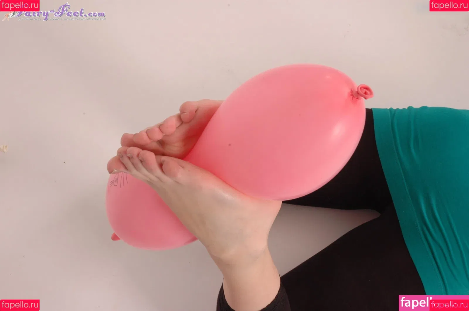 Feetperview / Sockenmädchen Onlyfans Photo Gallery 